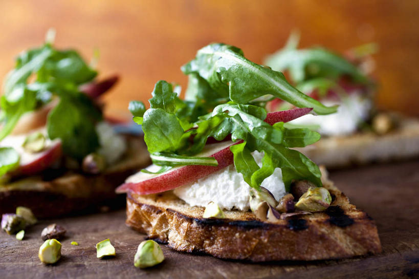 点心,面包,无人,横图,俯视,室内,特写,白天,烹饪,西餐,餐桌,桌子,梨,蔬菜,水果,阴影,朦胧,模糊,新鲜,反射,影子,料理,食品,坚果,面点,果实,菜肴,美食,食物,糕点,干果,香梨,西式,佳肴,有机食品,绿色食品,餐台,芝麻菜,德国芥菜,火箭生莱,芸芥,芝麻叶,紫花南芥,生梨,彩图,高角度拍摄,火箭菜