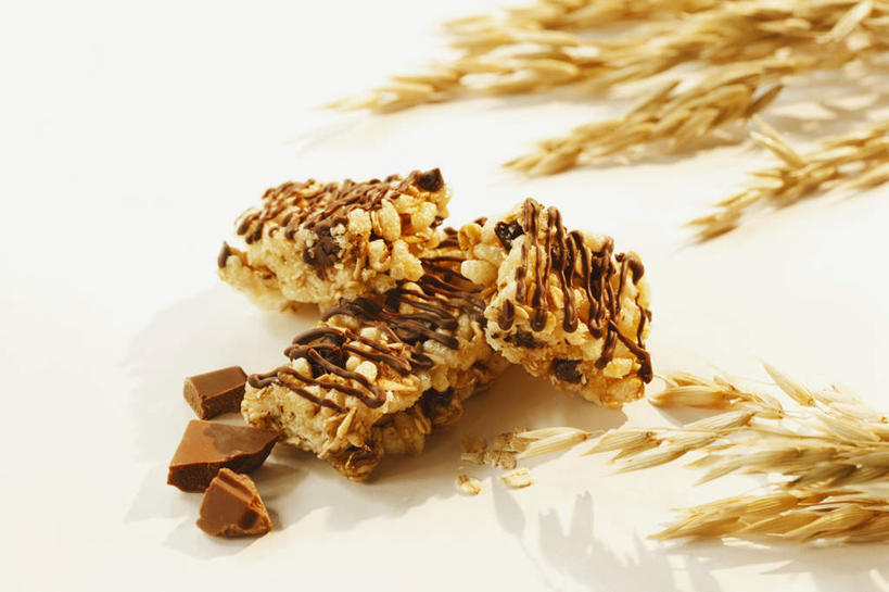 点心,无人,横图,俯视,室内,特写,白天,白色背景,餐桌,桌子,阴影,反射,影子,食品,糖,糖果,甜点,甜品,燕麦,食物,三个,饼干,甜食,零食,巧克力,摄影,影棚,餐台,朱古力,玉麦,铃铛麦,裸燕麦,雀麦,野麦,莜麦,彩图,高角度拍摄,影棚拍摄,拍摄,燕麦饼