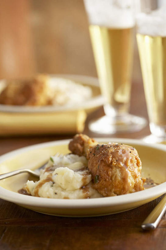 无人,竖图,俯视,室内,特写,白天,烹饪,餐桌,桌子,杯子,餐具,两块,阴影,朦胧,模糊,反射,碟子,盘,影子,调料,鸡肉,酱料,酱汁,肉,油炸,佐料,料理,食品,土豆泥,调味品,调味料,鸡腿,酱,菜肴,美食,肉类,炸鸡腿,玻璃制品,食物,两个,盘子,酒杯,啤酒杯,碟,佳肴,餐台,鸡腿肉,肉食,马铃薯泥,薯蓉,玻璃杯,彩图,高角度拍摄