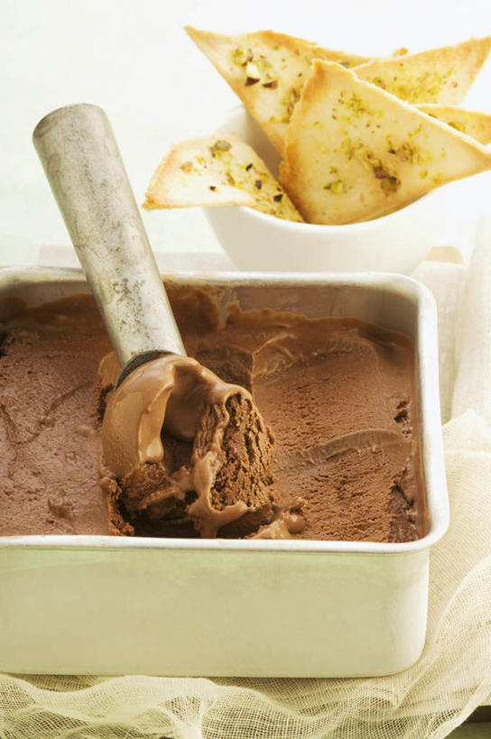 点心,面包,无人,竖图,俯视,室内,特写,白天,白色背景,餐桌,桌子,金属制品,一把,阴影,不锈钢,反射,金属,影子,勺子,陶瓷,冰激凌,面点,陶瓷制品,清凉,糕点,一个,容器,调羹,碗,冷饮,舒服,冰淇淋,摄影,影棚,单个,餐台,储藏,解暑,储存,解渴,雪糕,舒爽,冰糕,消暑,雪糕勺,冰激凌勺,巧克力冰淇淋,防锈,彩图,高角度拍摄,影棚拍摄,拍摄,不锈耐酸钢,挖球器,挖球勺,贮存