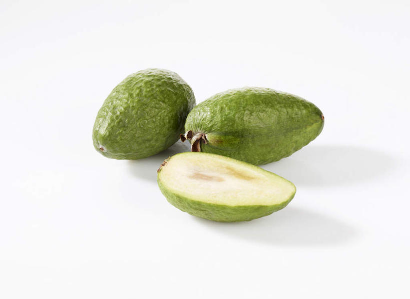 无人,横图,俯视,室内,特写,白天,白色背景,餐桌,桌子,水果,阴影,新鲜,反射,影子,生食,食品,果实,芭乐,食物,三个,绿色,番石榴,摄影,有机食品,绿色食品,影棚,餐台,横截面,剖面,拔子,番石榴子,截面,截面图形,彩图,高角度拍摄,影棚拍摄,拍摄