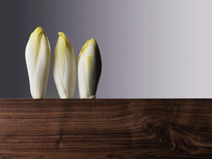 无人,横图,室内,特写,白天,正面,餐桌,桌子,蔬菜,一排,阴影,灰色背景,新鲜,整齐,并列,并排,反射,木制,影子,菊苣,食品,苦菜,案板,砧板,食物,排列,三个,木制品,摄影,有机食品,绿色食品,影棚,餐台,苦苣,队列,平行,彩图,影棚拍摄,拍摄,咖啡草,咖啡萝卜,卡斯尼,明目菜,皱叶苦苣