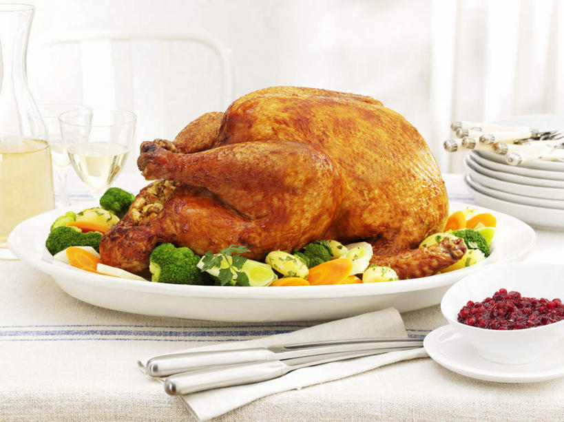 无人,横图,俯视,室内,特写,白天,烹饪,餐桌,桌子,鸡,浆果,蔬菜,餐具,水果,一堆,许多,阴影,堆叠,堆积,新鲜,反射,叉子,刀叉,刀子,碟子,盘,影子,陶瓷,西兰花,鸡肉,肉,生食,料理,食品,果实,陶瓷制品,火鸡,很多,蔬果,菜肴,美食,肉类,家禽,食物,动物,盘子,容器,碟,碗,果酱,烤鸡,牲畜,佳肴,有机食品,绿色食品,餐台,储藏,堆,曼越桔,蔓越橘,蔓越莓,小红莓,储存,餐刀,肉食,餐叉,酸莓,果子酱,七面鸟,吐绶鸡,甘蓝花,进餐用具,彩图,高角度拍摄,酸果蔓,绿菜花,绿花菜,青花菜,蔬菜皇冠,贮存