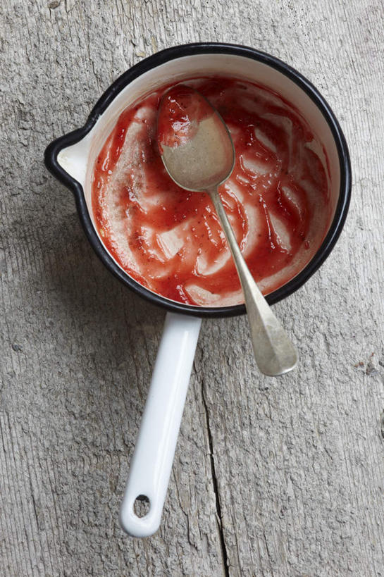 无人,竖图,俯视,室内,特写,白天,烹饪,桌面,桌子,厨具,金属制品,阴影,反射,金属,木制,锅子,影子,勺子,木桌,锅,木制品,调羹,汤匙,果酱,草莓酱,锅具,烹饪用具,果子酱,烹调用具,烹调,彩图,高角度拍摄,木桌子