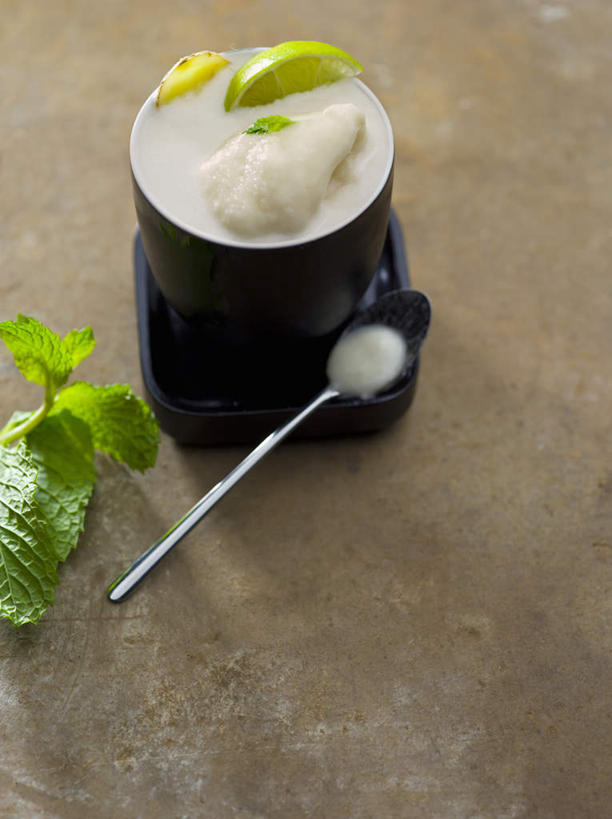 葡萄酒,无人,竖图,俯视,室外,特写,白天,奢侈,快乐,柠檬,杯子,水果,叶子,阴影,朦胧,模糊,新鲜,反射,影子,勺子,生食,食品,冰激凌,果实,绿叶,浪漫,清凉,玻璃制品,酒,食物,饮料,水杯,调羹,汤匙,冷饮,香槟,舒服,嫩叶,冰淇淋,诱惑,有机食品,绿色食品,解暑,解渴,雪糕,舒爽,气泡酒,起泡酒,汽酒,冰糕,消暑,叶,叶片,玻璃杯,益母果,柠果,彩图,高角度拍摄,高兴,欢笑