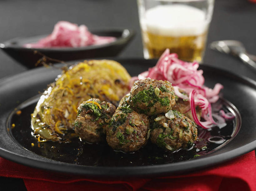 啤酒,无人,横图,俯视,室内,特写,白天,萝卜,白萝卜,蔬菜,杯子,餐具,阴影,黑色背景,朦胧,模糊,新鲜,反射,碟子,盘,影子,勺子,陶瓷,肉,生食,蔬菜沙拉,牛肉,沙拉,食品,陶瓷制品,酒类,色拉,肉糜,肉末,沙律,肉类,玻璃制品,酒,食物,饮料,盘子,酒杯,啤酒杯,容器,调羹,碟,汤匙,碗,摄影,有机食品,绿色食品,影棚,色拉酱,储藏,储存,千岛酱,肉食,玻璃杯,莱菔,彩图,高角度拍摄,影棚拍摄,拍摄,牛肉末,贮存