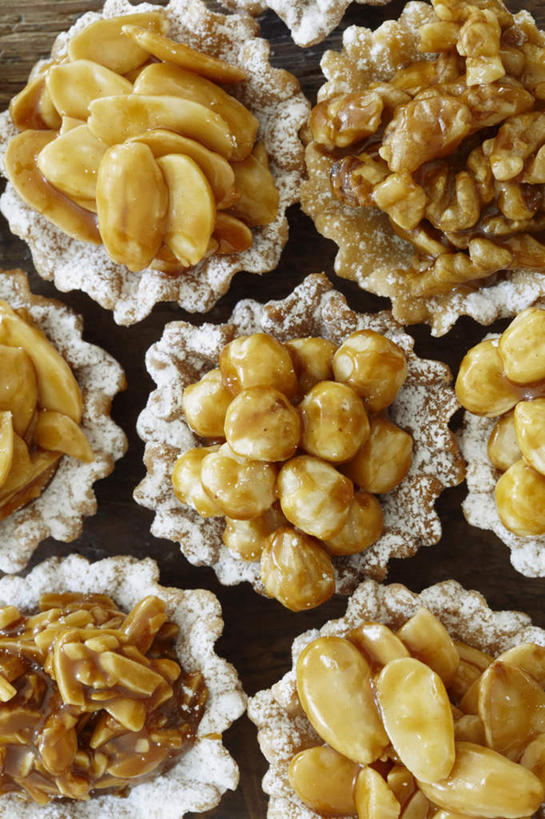 无人,竖图,俯视,室内,特写,白天,烹饪,西餐,阴影,朦胧,模糊,反射,影子,料理,食品,坚果,果实,菜肴,美食,食物,干果,西式,佳肴,纸托,薯角,榛子,西式快餐,垃圾食品,山板栗,蛋糕托,蛋糕托纸,蛋糕纸托,彩图,高角度拍摄,炸薯角