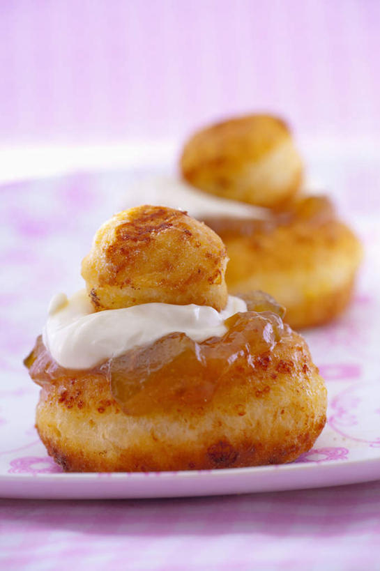 点心,无人,竖图,俯视,室内,特写,白天,桌面,桌子,餐具,阴影,反射,木制,碟子,盘,影子,木桌,食品,泡芙,甜点,甜品,食物,糕点,盘子,木制品,碟,甜食,奶油,摄影,影棚,乳制品,激凌,克林姆,淇淋,彩图,高角度拍摄,影棚拍摄,拍摄,木桌子