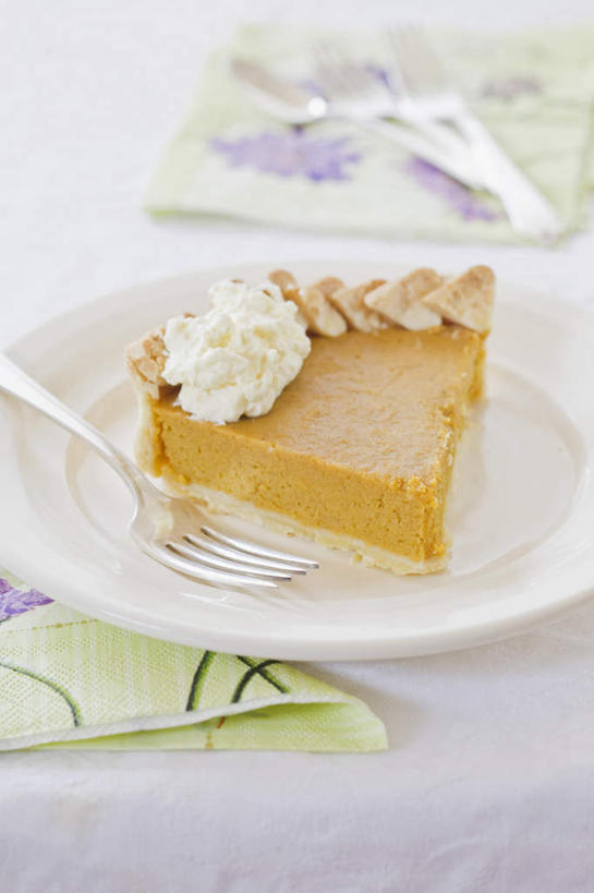 点心,无人,竖图,俯视,室内,特写,白天,白色背景,餐桌,桌面,桌子,餐具,阴影,反射,布料,叉子,碟子,盘,影子,料理,食品,面点,布纹,美食,桌布,食物,盘子,餐巾,碟,台布,中式,摄影,影棚,餐台,南瓜饼,餐叉,保洁方巾,口布,进餐用具,餐桌布,彩图,高角度拍摄,影棚拍摄,拍摄