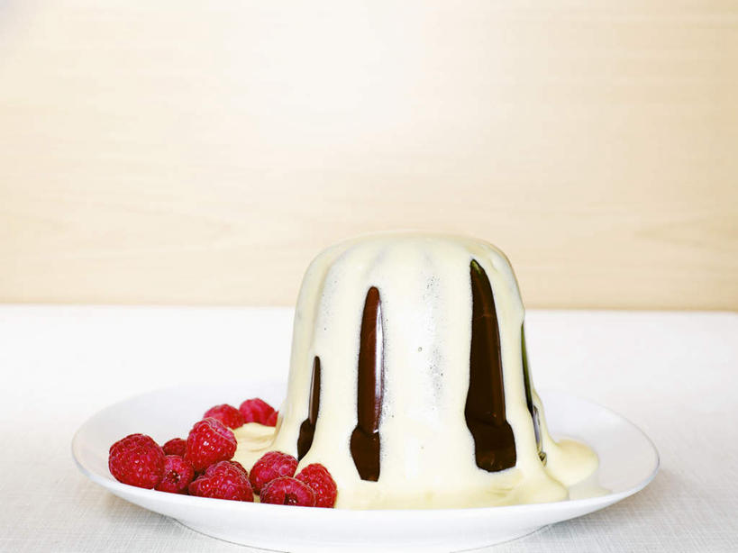 点心,无人,横图,俯视,室内,特写,白天,餐桌,桌子,餐具,水果,阴影,黄色背景,新鲜,反射,碟子,盘,影子,生食,食品,糖,糖果,布丁,甜点,甜品,果实,食物,盘子,碟,果冻,甜食,零食,巧克力,摄影,有机食品,绿色食品,影棚,餐台,朱古力,山莓,树莓,啫喱,三月泡,四月泡,山抛子,刺葫芦,悬钩子,馒头菠,高脚菠,龙船泡,泡儿刺,彩图,高角度拍摄,影棚拍摄,拍摄,巧克力布丁