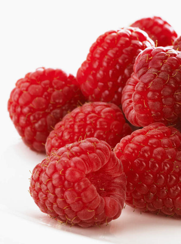 无人,竖图,俯视,室内,特写,白天,白色背景,桌面,桌子,浆果,水果,许多,阴影,新鲜,光线,木制,影子,桑葚,桑椹,生食,食品,果实,很多,食物,红色,木制品,覆盆子,摄影,有机食品,绿色食品,影棚,熊果,熊梅,熊葡萄,彩图,高角度拍摄,影棚拍摄,拍摄