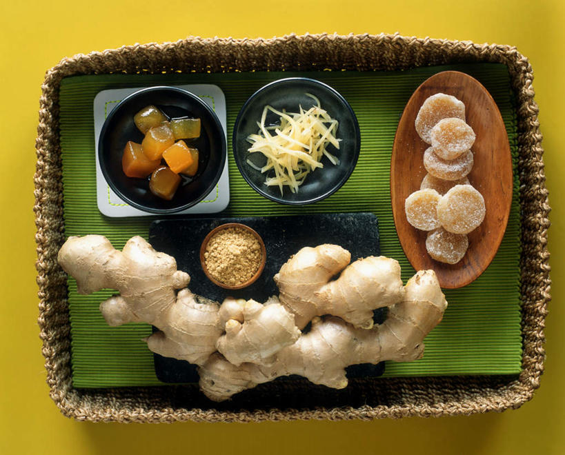 无人,交叉,横图,俯视,室内,特写,白天,桌面,桌子,竹子,姜,阴影,条状,竹制,编织,光线,木制,篮子,影子,陶瓷,调味,香料,佐料,陶瓷制品,黄色,木制品,容器,竹篮,碗,块状,储藏,竹条,交织,配料,竹制品,储存,止咳,片状,止痛,作料,解毒,穿插,发汗,温肺,温胃,行气,止呕,百辣云,生姜,老姜,彩图,高角度拍摄,贮存,散寒