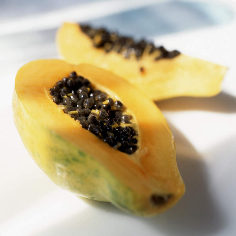 无人,横图,俯视,室内,特写,白天,餐桌,桌子,木瓜,许多,阴影,光线,影子,很多,两半,籽,餐台,奶匏,蓬生果,乳瓜,石瓜,万寿匏,万寿果,番木瓜,彩图,高角度拍摄