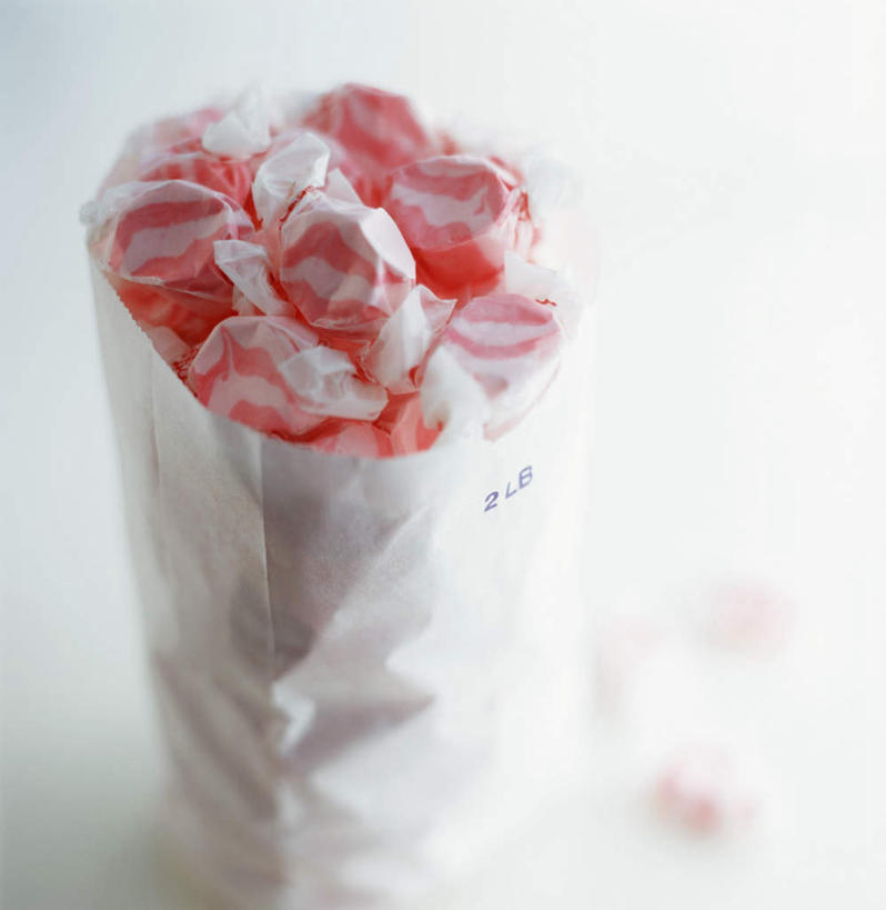 无人,竖图,俯视,室内,特写,白天,餐桌,桌子,许多,阴影,光线,影子,纸袋,食品,糖,糖果,甜点,甜品,很多,食物,甜食,餐台,硬糖,彩图,高角度拍摄