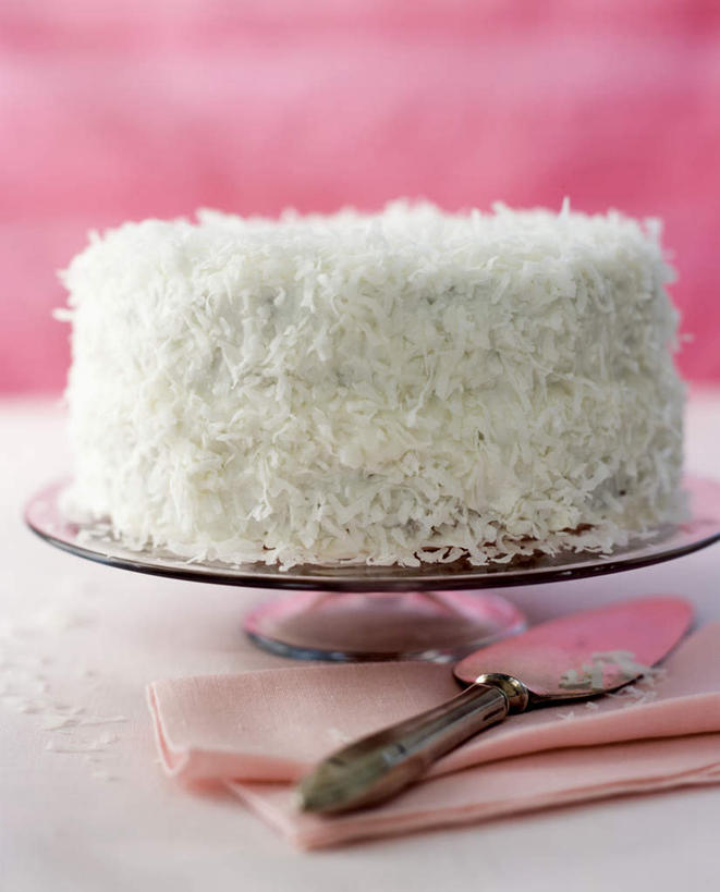 点心,无人,竖图,俯视,室内,特写,白天,下午茶,餐桌,桌子,椰子,餐具,阴影,光线,工具,影子,食品,刀具,食物,糕点,一只,餐巾,蛋糕架,刀,餐台,椰丝,餐刀,大椰,胥余,椰瓢,越王头,彩图,高角度拍摄,蛋糕