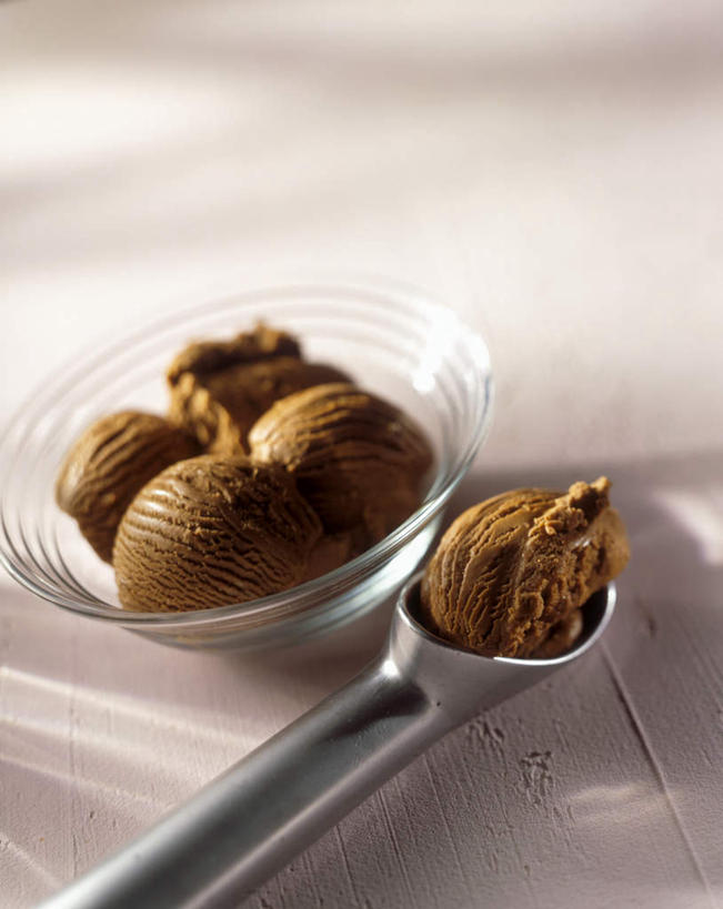 无人,竖图,俯视,室内,特写,白天,纯洁,植物,餐桌,桌子,玻璃,金属制品,阴影,光线,金属,影子,冰激凌,银色,草药,药草,清凉,中药,玻璃制品,容器,碗,冷饮,舒服,冰淇淋,清热,信仰,餐台,储藏,解暑,储存,高贵,解渴,药材,中草药,雪糕,香草兰,舒爽,中药材,本草,雅致,冰糕,消暑,解毒,婆绒花,山薄荷,石母草,冰激凌勺,彩图,高角度拍摄,贮存