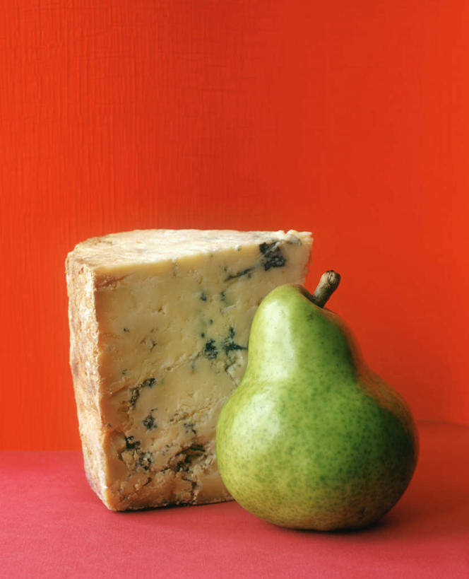 奶酪,无人,竖图,俯视,室内,特写,白天,餐桌,桌面,桌子,梨,阴影,朦胧,模糊,光线,影子,墙,干酪,起司,芝士,营养,墙壁,墙面,一个,红色,乳酪,香梨,摄影,影棚,单个,餐台,乳制品,发酵,蓝纹奶酪,斯提耳顿干酪,生梨,彩图,高角度拍摄,影棚拍摄,拍摄