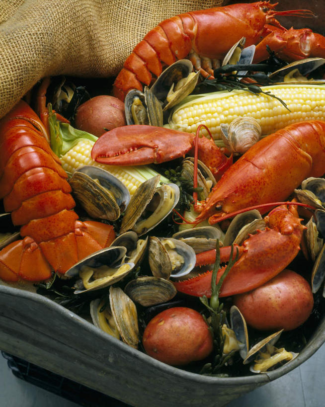 海鲜,龙虾,无人,竖图,俯视,室内,特写,白天,玉米,餐桌,桌子,蔬菜,贝壳,三只,阴影,新鲜,光线,棒子,影子,陶瓷,玉蜀黍,虾,食品,陶瓷制品,水产,海洋生物,食物,一只,容器,碗,有机食品,绿色食品,河蚌,餐台,储藏,苞米,储存,水生动物,海产品,苞芦,蚌,水生物,海底动物,苞谷,包谷,大蜀黍,番麦,薏米包,玉高粱,玉麦,珍珠米,水蚌,贝类外壳,软体动物外壳,彩图,高角度拍摄,贮存