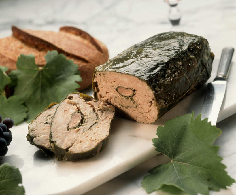 点心,面包,无人,横图,俯视,室内,特写,白天,植物,桌面,桌子,餐具,阴影,装饰,光线,木制,叉子,刀叉,刀子,碟子,盘,影子,食品,面点,草药,药草,中药,食物,糕点,盘子,木制品,碟,清热,华丽,修饰,点缀,餐刀,药材,中草药,餐叉,香草兰,中药材,本草,衬托,美观,雅致,雅观,肉卷,解毒,婆绒花,山薄荷,石母草,进餐用具,彩图,高角度拍摄