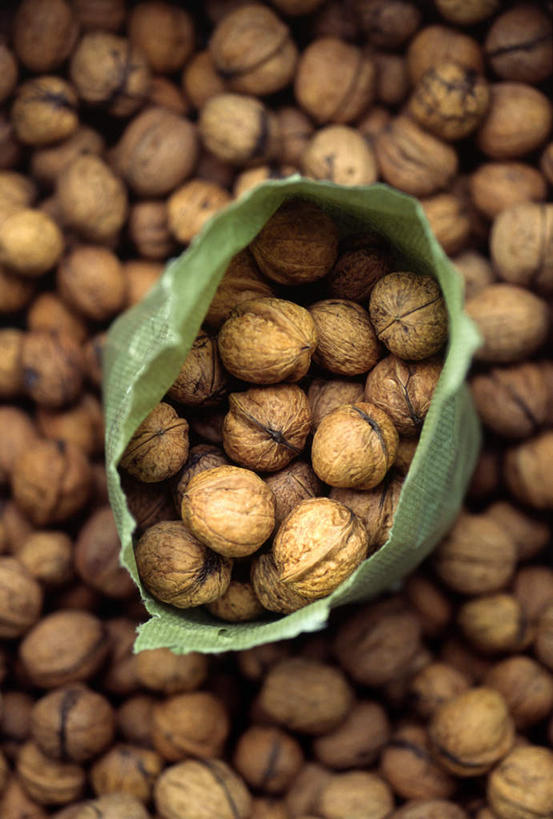 无人,竖图,俯视,室内,特写,白天,袋子,一堆,许多,阴影,堆叠,堆积,光线,包装袋,影子,纸袋,核桃,坚果,果实,很多,干果,堆,胡桃,羌桃,彩图,高角度拍摄