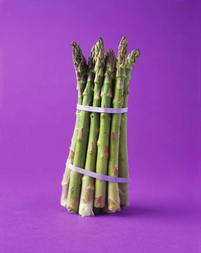 无人,竖图,室内,特写,白天,正面,芦笋,许多,阴影,紫色背景,光线,影子,很多,摄影,影棚,捆绑,绑缚,猪尾巴,药鸡豆子,石刁柏,蚂蚁杆,龙须菜,狼尾巴根,彩图,影棚拍摄,拍摄