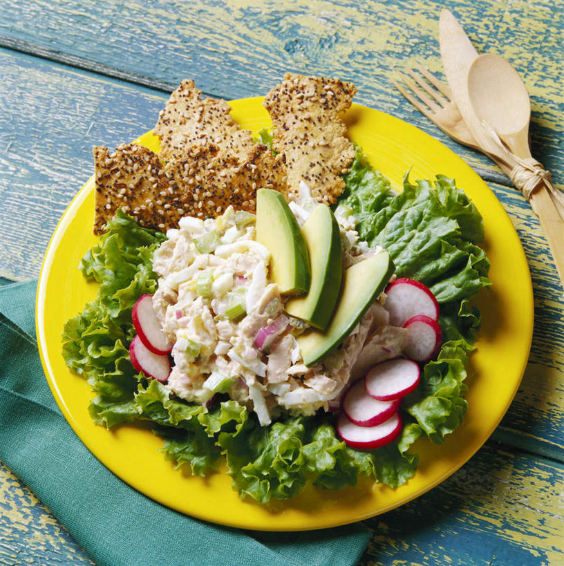 无人,竖图,俯视,室内,特写,白天,餐桌,桌子,蔬菜,餐具,阴影,新鲜,光线,叉子,刀叉,刀子,碟子,盘,影子,生菜,莴苣,生食,蔬菜沙拉,沙拉,食品,红肠,鲔鱼,色拉,金枪鱼,沙律,食物,一个,盘子,餐巾,碟,有机食品,绿色食品,单个,餐台,色拉酱,吞拿鱼,餐刀,千岛酱,餐叉,春菜,鹅仔菜,莴仔菜,千金菜,叶用莴苣,进餐用具,彩图,高角度拍摄