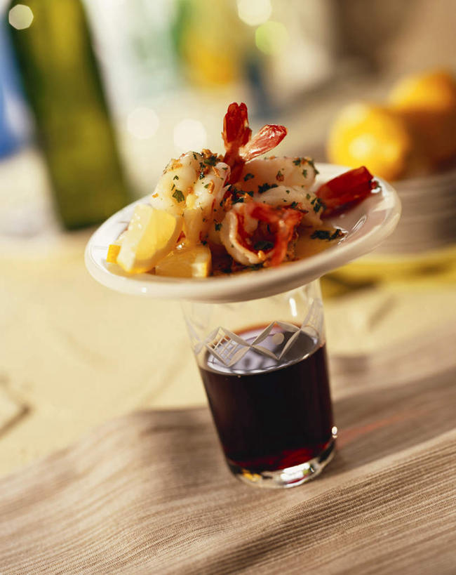 葡萄酒,无人,竖图,俯视,室内,特写,白天,烧烤,餐桌,桌子,柠檬,杯子,餐具,许多,阴影,朦胧,模糊,光线,碟子,盘,影子,虾仁,酒类,烤肉,很多,玻璃制品,酒,饮料,盘子,餐巾,水杯,碟,餐台,玻璃杯,益母果,柠果,彩图,高角度拍摄