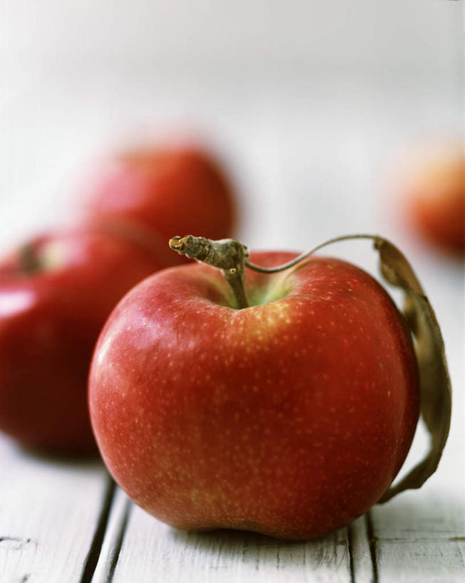 无人,竖图,俯视,室内,特写,白天,桌面,桌子,苹果,水果,叶子,四只,阴影,朦胧,模糊,新鲜,光线,木制,影子,生食,食品,果实,枯叶,落叶,食物,红色,木制品,有机食品,绿色食品,嘎啦,嘎啦果,嘎啦苹果,叶,叶片,彩图,高角度拍摄