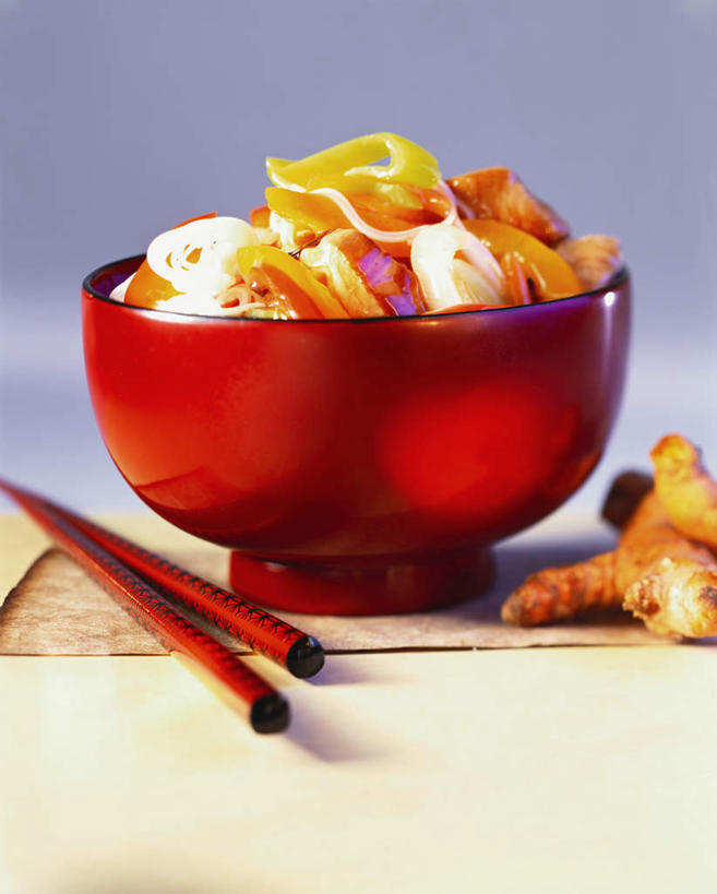 生鱼片,无人,竖图,俯视,室内,特写,白天,烹饪,筷子,桌面,桌子,姜,蔬菜,餐具,一双,阴影,新鲜,光线,木制,鱼,影子,陶瓷,调味,肉,香料,鱼肉,佐料,鱼片,料理,食品,陶瓷制品,文化,传统,咕咾肉,咕噜肉,菜肴,美食,肉类,鱼类,海洋生物,食物,一只,木制品,容器,碗,佳肴,有机食品,绿色食品,储藏,礼节,配料,储存,水生动物,止咳,礼仪,水生物,肉食,海底动物,止痛,作料,沙西米,解毒,甜酸肉,印度菜,印度料理,发汗,温肺,温胃,行气,止呕,百辣云,进餐用具,生姜,老姜,彩图,高角度拍摄,贮存,刺身,散寒