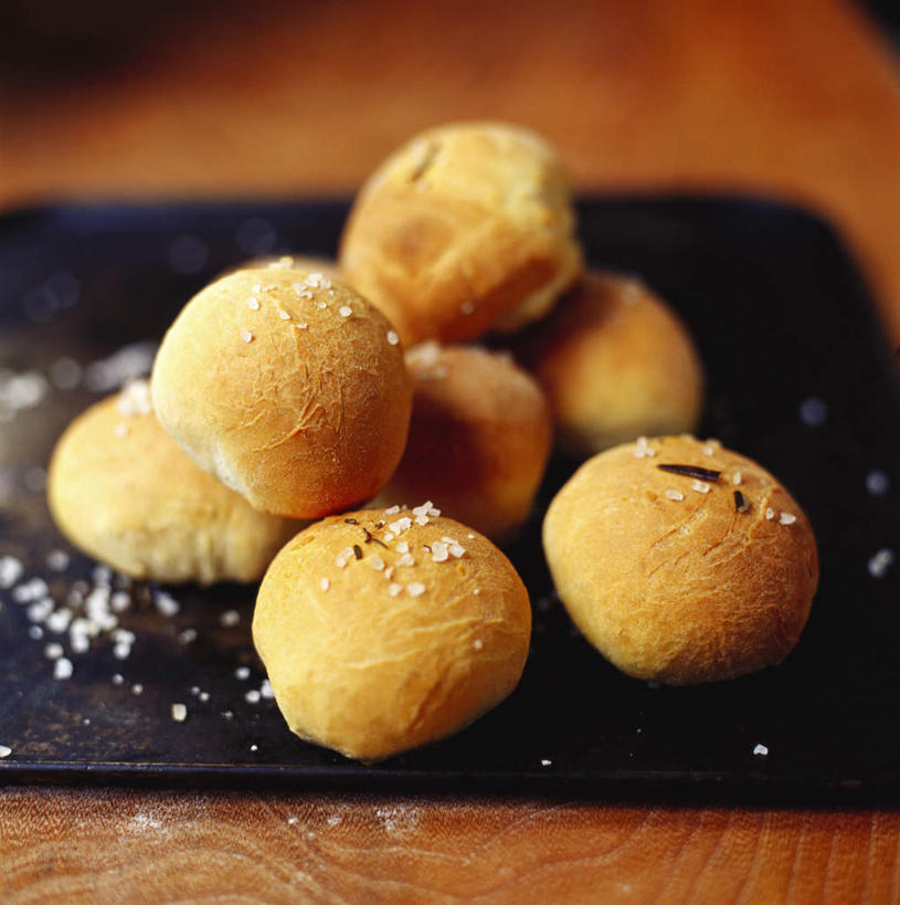 点心,汤团,无人,竖图,俯视,室内,特写,白天,餐桌,桌子,餐具,一堆,许多,阴影,堆叠,堆积,朦胧,模糊,光线,碟子,盘,影子,调料,料理,食品,调味品,调味料,美食,食物,糕点,盘子,碟,中式,餐台,堆,汤圆,元宵,彩图,高角度拍摄