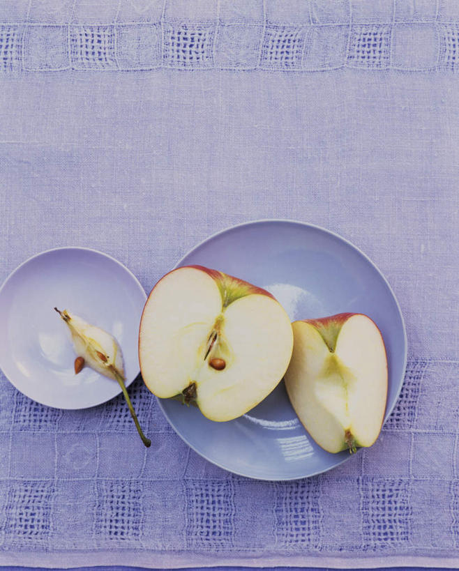 无人,竖图,俯视,室内,特写,白天,餐桌,桌子,苹果,餐具,水果,切开,阴影,朦胧,模糊,新鲜,光线,布料,碟子,盘,影子,生食,食品,果实,布纹,桌布,食物,紫色,盘子,餐巾,碟,台布,切,有机食品,绿色食品,餐台,剖面,切面,苹果核,彩图,高角度拍摄