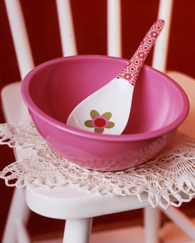 无人,竖图,俯视,室内,特写,白天,椅子,阴影,朦胧,模糊,装饰,光线,影子,勺子,塑料,木椅,墙,蕾丝,墙壁,墙面,红色,白色,容器,塑料制品,垫子,调羹,汤匙,碗,储藏,华丽,修饰,点缀,储存,衬托,美观,雅致,雅观,彩图,高角度拍摄,贮存