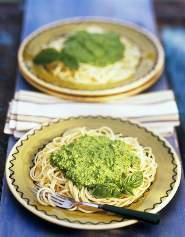 面食,面条,意大利面,无人,竖图,俯视,室内,白天,烹饪,西餐,静物,餐具,阴影,光线,布料,叉子,碟子,盘,影子,面,料理,食品,布纹,菜肴,美食,桌布,食物,盘子,餐巾,碟,台布,西式,佳肴,香蒜酱,餐叉,进餐用具,彩图,高角度拍摄