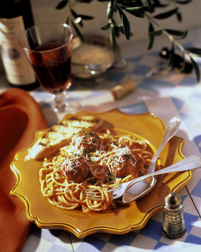 意大利面,红酒,葡萄酒,无人,竖图,俯视,室内,白天,烹饪,西餐,植物,静物,杯子,餐具,叶子,阴影,光线,叉子,刀叉,刀子,碟子,高脚杯,盘,纹理,影子,料理,食品,绿叶,红酒杯,酒类,菜肴,美食,肉丸,玻璃制品,酒,食物,饮料,绿色,盘子,酒杯,碟,嫩叶,红葡萄酒,番茄沙司,西式,佳肴,餐刀,启瓶器,餐叉,肌理,叶,叶片,叶脉,玻璃杯,进餐用具,彩图,高角度拍摄