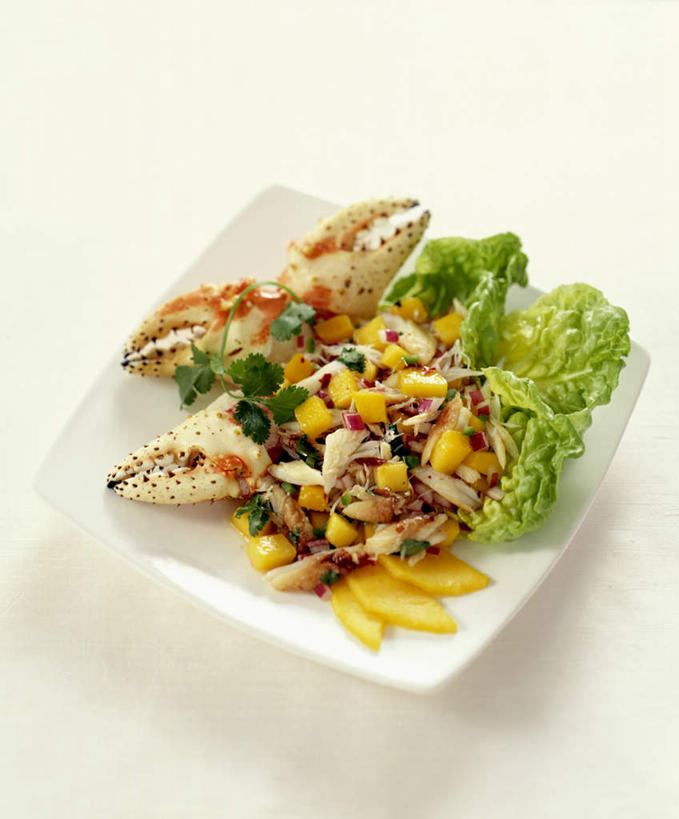 海鲜,蟹,无人,竖图,俯视,室内,特写,白天,白色背景,烹饪,西餐,芒果,蔬菜,餐具,水果,阴影,新鲜,光线,螃蟹,碟子,盘,影子,生食,蔬菜沙拉,沙拉,料理,食品,果实,色拉,水产,沙律,菜肴,美食,海洋生物,食物,盘子,碟,西式,佳肴,有机食品,绿色食品,色拉酱,水生动物,海产品,千岛酱,水生物,海底动物,青蟹,和乐蟹,黄甲蟹,锯缘青蟹,蝤蛑,蟳,闸蟹,望果,蜜望,檬果,闷果,漭果,杧果,庵波罗果,彩图,高角度拍摄