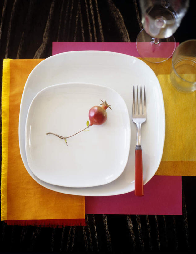 无人,竖图,俯视,室内,白天,静物,杯子,餐具,阴影,堆叠,光线,布料,叉子,碟子,高脚杯,盘,影子,果实,种子,红酒杯,布纹,玻璃制品,桌布,黄色,红色,盘子,餐巾,酒杯,碟,台布,果肉,餐叉,蔷薇果,玫瑰果,玻璃杯,进餐用具,彩图,高角度拍摄