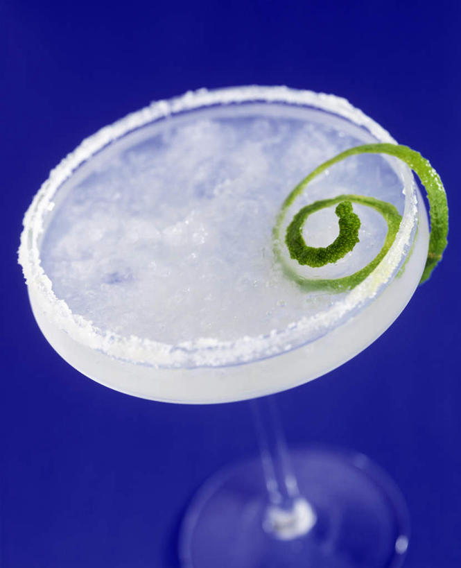 果汁,无人,竖图,俯视,室内,白天,静物,杯子,阴影,光线,影子,玛格丽特,伏特加,酒类,饮品,文化,玻璃制品,酒,饮料,水杯,鸡尾酒,调酒,青柠,创造,可口,想象,蒸馏酒,适口,玻璃杯,彩图,高角度拍摄,玛格丽特鸡尾酒