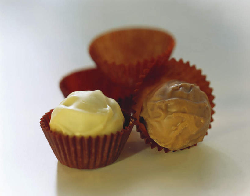 无人,横图,俯视,室内,白天,静物,阴影,光线,影子,食品,糖,糖果,甜点,甜品,白巧克力,食物,甜食,巧克力,朱古力,纸托,蛋糕托,蛋糕托纸,蛋糕纸托,彩图,高角度拍摄