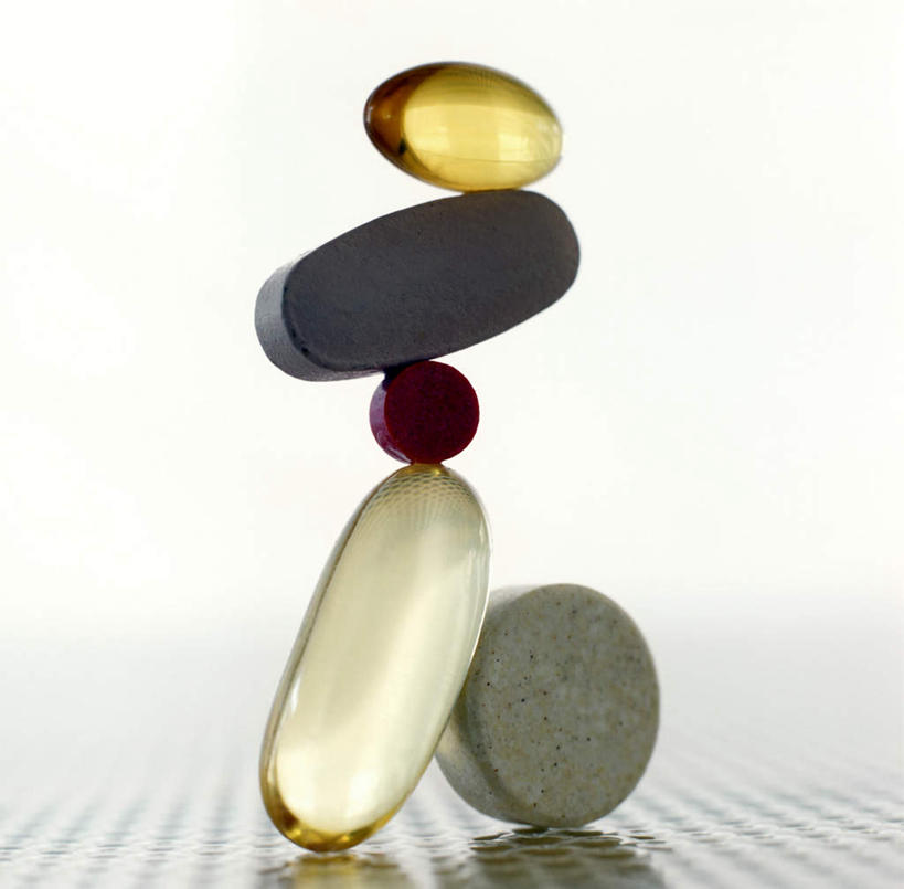 无人,横图,室内,特写,白天,正面,安全,桌面,桌子,五个,一排,许多,阴影,整齐,光线,木制,药剂,药丸,影子,防护,胶囊,药片,排列,木制品,药品,治疗,摄影,影棚,堆,保护,药物,医疗,队列,保险,预防,平安,彩图,影棚拍摄,拍摄