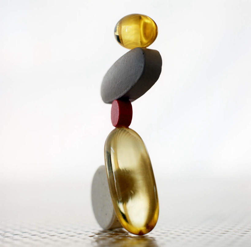 无人,横图,室内,特写,白天,正面,安全,桌面,桌子,五个,一排,许多,阴影,整齐,光线,木制,药剂,药丸,影子,防护,胶囊,药片,排列,木制品,药品,治疗,摄影,影棚,堆,保护,药物,医疗,队列,保险,预防,平安,彩图,影棚拍摄,拍摄