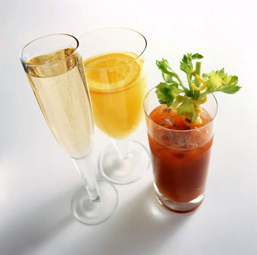 果汁,无人,横图,俯视,室内,特写,白天,白色背景,桌面,桌子,柑橘,西红柿,杯子,阴影,光线,木制,高脚杯,影子,伏特加,酒类,饮品,玻璃制品,酒,饮料,酒杯,木制品,水杯,番茄汁,摄影,影棚,可口,橘子汁,香槟杯,蒸馏酒,适口,玻璃杯,橘子,桔子,橙子,橙,番茄,彩图,高角度拍摄,影棚拍摄,拍摄