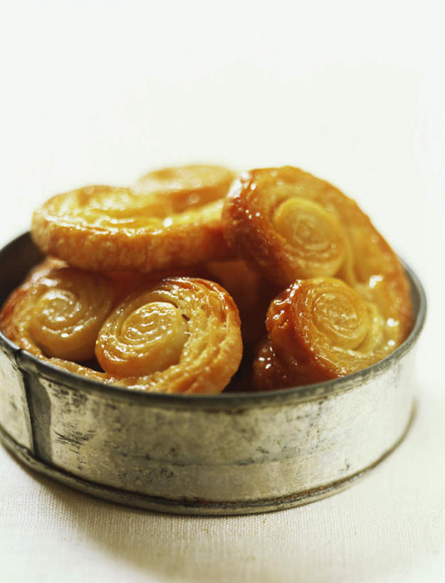 点心,无人,竖图,俯视,室内,特写,白天,白色背景,桌面,桌子,金属制品,一堆,阴影,堆叠,堆积,光线,金属,木制,罐子,影子,食品,食物,木制品,瓶子,饼干,零食,摄影,影棚,堆,奶酥,彩图,高角度拍摄,影棚拍摄,拍摄