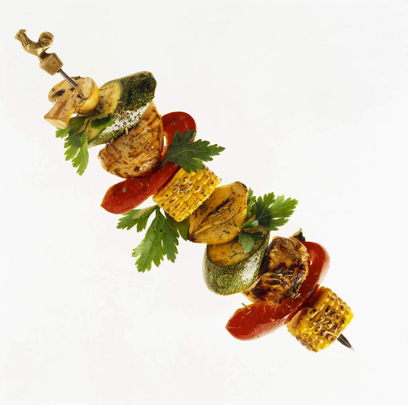 无人,横图,俯视,室内,特写,白天,白色背景,玉米,桌面,桌子,辣椒,蔬菜,一排,阴影,新鲜,整齐,光线,木制,棒子,影子,菌菇,蘑菇,香菜,玉蜀黍,鸡肉,肉,食品,菌类,肉类,食物,排列,木制品,食用菌,摄影,有机食品,绿色食品,影棚,苞米,队列,苞芦,肉食,肉串,彩椒,辣角,红海椒,大椒,辣虎,广椒,胡菜,香荽,原荽,园荽,芫荽,苞谷,包谷,大蜀黍,番麦,薏米包,玉高粱,玉麦,珍珠米,胡荽,莞荽,芫茜,芫蓿,莚葛草,莚荽菜,甜椒,柿子椒,辣子,海椒,番椒,灯笼椒,彩图,高角度拍摄,影棚拍摄,拍摄