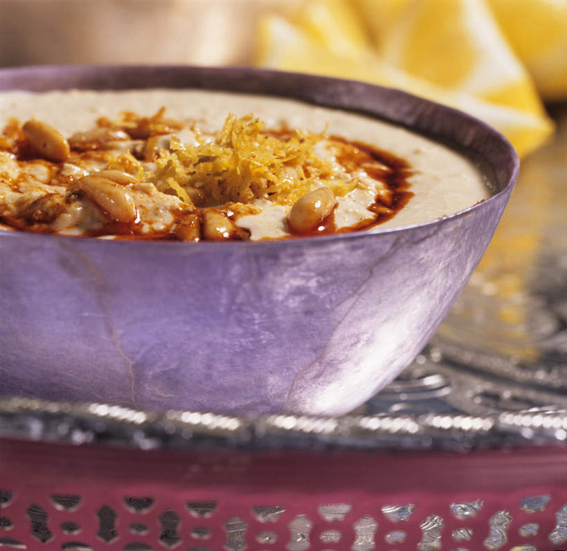 无人,竖图,俯视,室内,特写,白天,餐桌,桌子,餐具,阴影,光线,碟子,盘,影子,陶瓷,豆类,调料,酱料,酱汁,佐料,陶瓷制品,调味品,调味料,酱,一个,盘子,容器,碟,碗,单个,餐台,储藏,储存,豆沙,鹰嘴豆,回鹘豆,桃豆,鸡豆,诺胡提,蔬菜泥,彩图,高角度拍摄,贮存