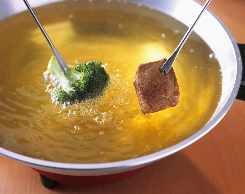 无人,横图,俯视,室内,特写,白天,烹饪,桌面,桌子,蔬菜,餐具,厨具,金属制品,两根,阴影,朦胧,模糊,新鲜,光线,金属,木制,叉子,锅子,影子,花菜,花椰菜,西兰花,肉,汤,牛肉,食品,锅,火锅,肉类,食物,一只,木制品,翻滚,有机食品,绿色食品,锅具,肉食,烹饪用具,餐叉,暖锅,翻腾,进餐用具,烹调用具,烹调,彩图,高角度拍摄