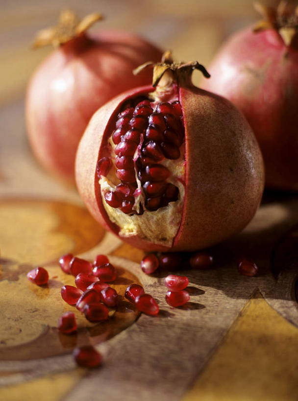 无人,竖图,俯视,室内,特写,白天,桌面,石榴,水果,三只,阴影,朦胧,模糊,新鲜,光线,木制,影子,生食,食品,果实,食物,红色,木制品,有机食品,绿色食品,子,涂林,若榴,金罂,金庞,丹若,安石榴,彩图,高角度拍摄