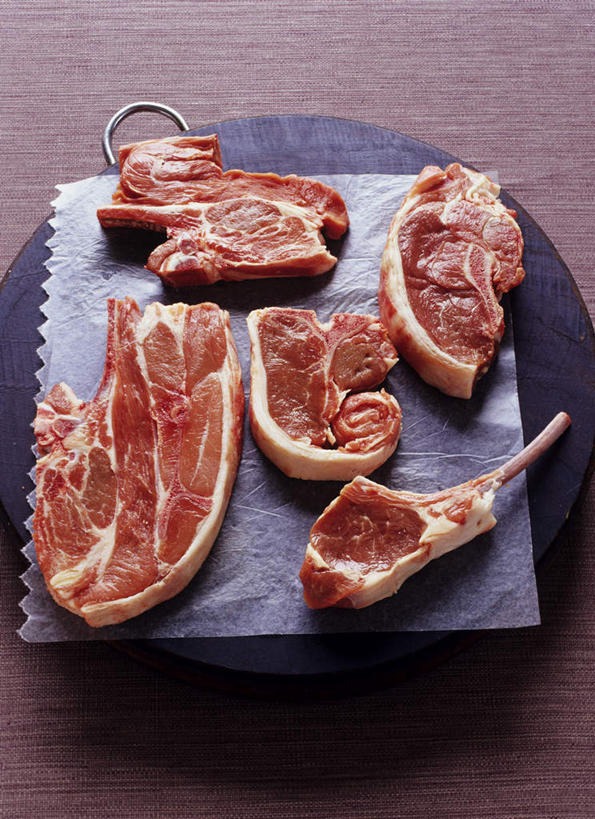 无人,竖图,俯视,室内,特写,白天,烹饪,西餐,餐桌,桌子,切开,阴影,朦胧,模糊,光线,影子,肉,料理,食品,案板,羊肉,菜肴,美食,肉类,砧板,食物,排列,一个,黑色,切,西式,佳肴,单个,餐台,剖面,肉食,切面,吸油纸,摆列,彩图,高角度拍摄,布列,分列