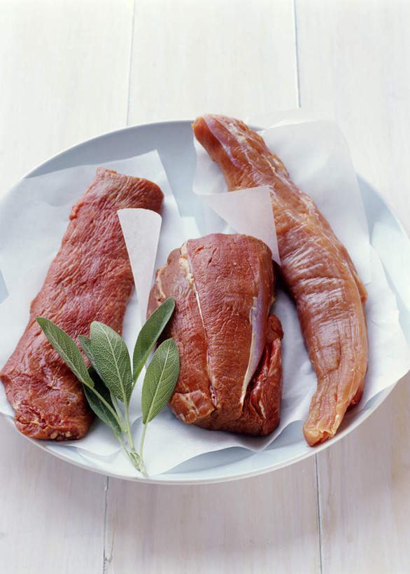 无人,竖图,俯视,室内,特写,白天,烹饪,西餐,餐桌,桌子,餐具,阴影,朦胧,模糊,光线,碟子,盘,影子,调味,肉,生食,香料,佐料,薄荷,料理,食品,银丹草,三张,菜肴,美食,肉类,食物,一个,红色,绿色,白色,盘子,碟,西式,佳肴,单个,餐台,配料,肉食,吸油纸,作料,斑叶凤梨薄荷,夜息香,彩图,高角度拍摄