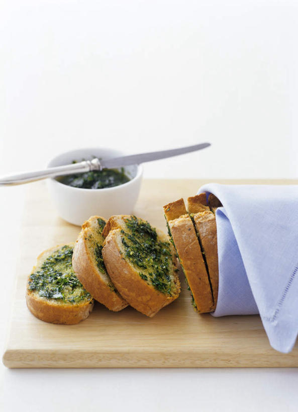 点心,面包,无人,竖图,俯视,室内,特写,白天,烹饪,西餐,餐桌,桌子,蒜,餐具,切开,阴影,朦胧,模糊,光线,布料,工具,影子,陶瓷,调料,酱料,酱汁,佐料,料理,食品,面点,刀具,陶瓷制品,调味品,调味料,布纹,酱,菜肴,美食,桌布,食物,糕点,一个,餐巾,容器,台布,碗,刀,切,西式,佳肴,单个,餐台,储藏,储存,餐刀,剖面,香草酱,蒜蓉,切面,小蒜,大蒜,彩图,高角度拍摄,贮存