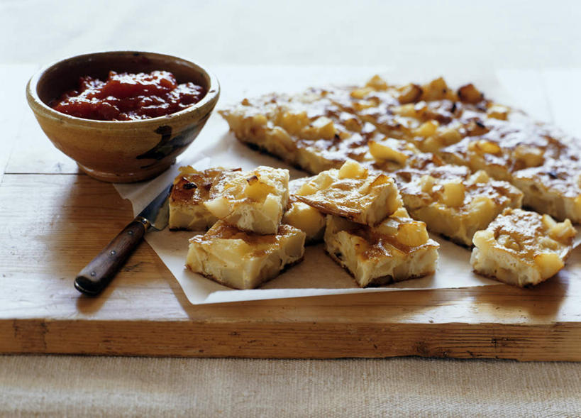 点心,无人,横图,俯视,室内,特写,白天,烹饪,下午茶,西餐,餐桌,桌子,蔬菜,土豆,西红柿,餐具,切开,阴影,朦胧,模糊,新鲜,光线,工具,影子,陶瓷,调料,酱料,酱汁,佐料,料理,食品,案板,刀具,陶瓷制品,调味品,调味料,酱,菜肴,美食,砧板,食物,糕点,一个,容器,碗,刀,切,西式,佳肴,有机食品,绿色食品,单个,餐台,储藏,储存,餐刀,剖面,切面,吸油纸,馍馍蛋,洋芋,山药蛋,马铃薯,番茄,彩图,高角度拍摄,贮存,蛋糕